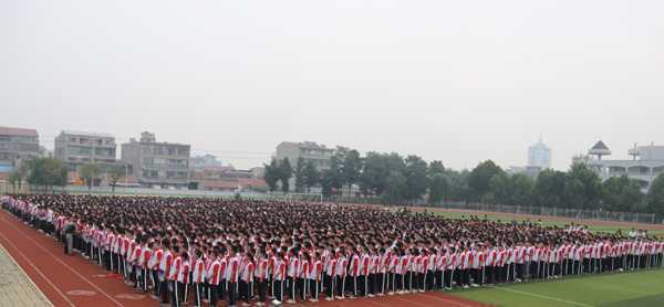 赛博中学举行新学期第一次升旗仪式(图1)
