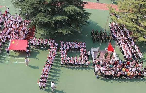 师生同唱一首歌 点燃学子爱国情(图1) 师生同唱一首歌 点燃学子爱国情(图1)