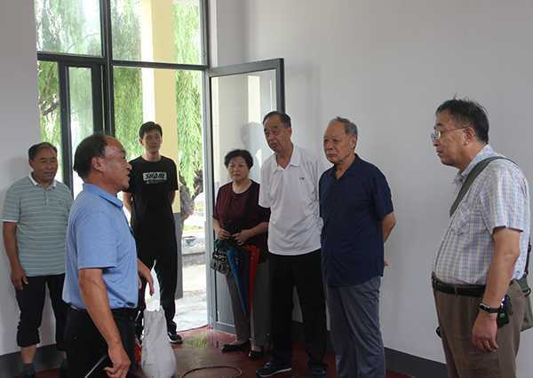 杜晓飞将一宗珍贵资料交给沂蒙老区罗圈峪村(图3)