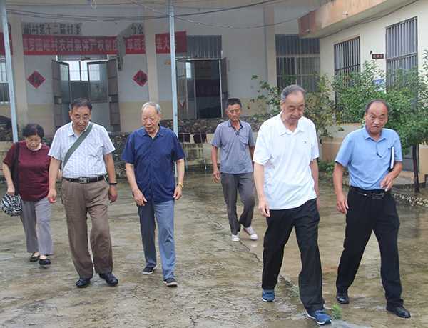 杜晓飞将一宗珍贵资料交给沂蒙老区罗圈峪村(图4)