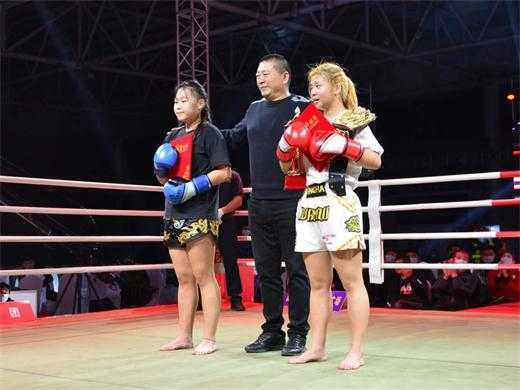 “临沂投发集团”杯泰拳搏击争霸赛胜利闭幕(图4) “临沂投发集团”杯泰拳搏击争霸赛胜利闭幕(图4)