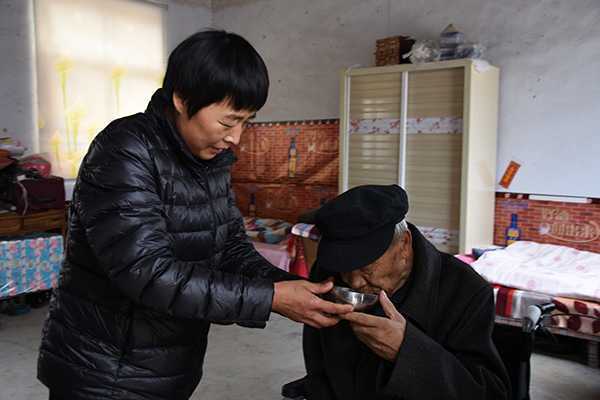 陈现霞:悉心照料公婆 真情诠释孝道(图1) 陈现霞:悉心照料公婆 真情诠释孝道(图1)