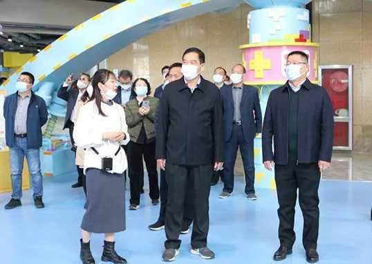 济南市委领导干部到泉庄考察文化产业项目(图1) 济南市委领导干部到泉庄考察文化产业项目(图1)