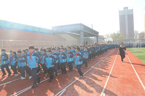 平邑县第二实验小学举行冬季长跑启动仪式(图1) 平邑县第二实验小学举行冬季长跑启动仪式(图1)