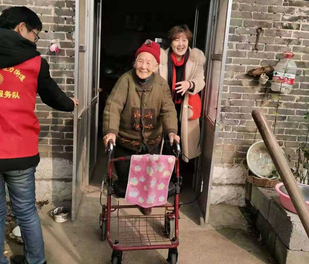 【新时代文明实践】关爱百岁老人 清理社区卫生(图1) 【新时代文明实践】关爱百岁老人 清理社区卫生--平邑街道张庄社区开展新时代文明实践系列活动