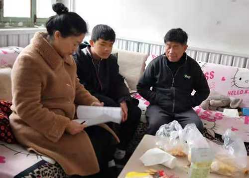 卞桥中学开展建档立卡贫困学生家访活动(图2) 卞桥中学开展建档立卡贫困学生家访活动(图2)