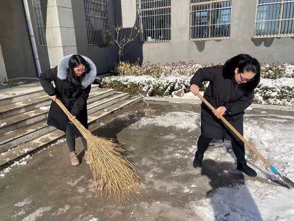 除雪进行时 温情暖校园(图2)