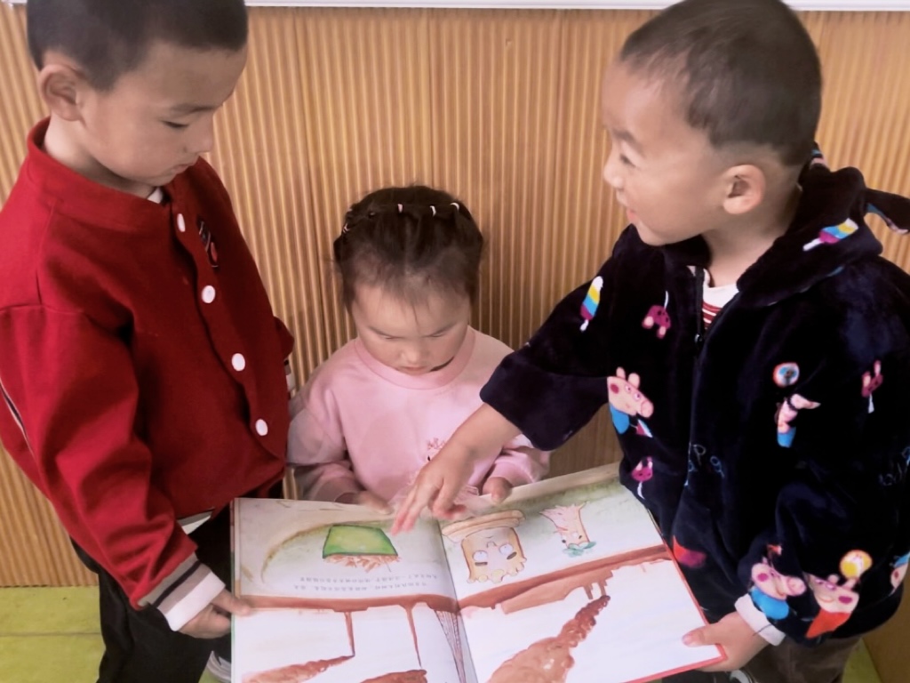 书香满园 “悦”读童年——地方镇新村完小幼儿园世界读书日系列活动