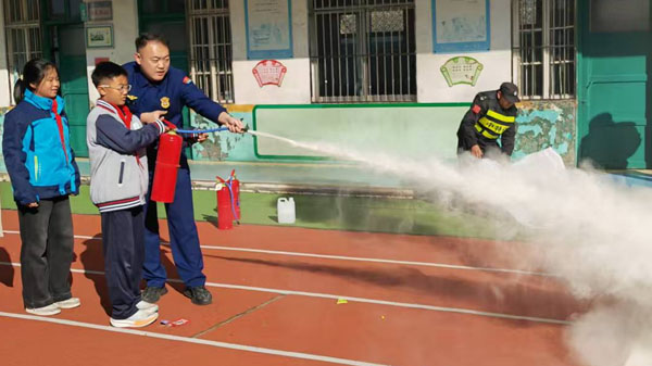 【沂蒙教育】}平邑县消防大队“零距离”播撒安全种子