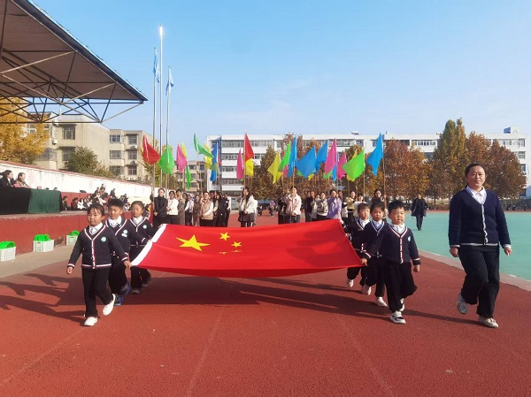 平邑兴蒙学校幼儿园召开亲子趣味游戏运动会