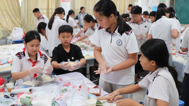 【县区前沿】揉面压模磨心性 把劳动教育揉进月饼里