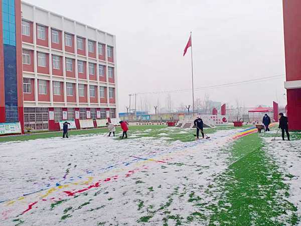 地方镇中心校开展除雪除冰专项行动(图1) 地方镇中心校开展除雪除冰专项行动(图1)