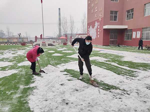 地方镇中心校开展除雪除冰专项行动(图2) 地方镇中心校开展除雪除冰专项行动(图2)