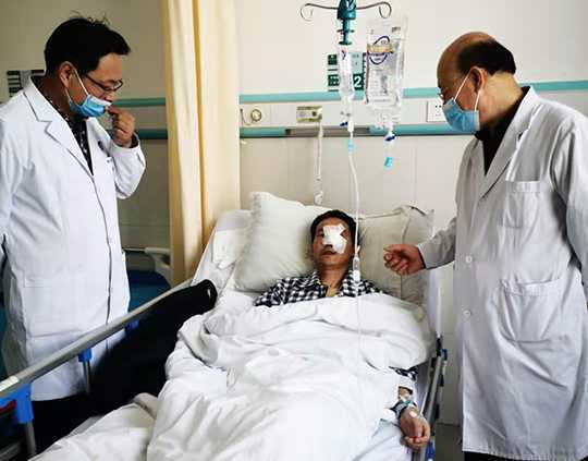 秦中平教授和他的病人们(图6) 秦中平教授和他的病人们(图6)
