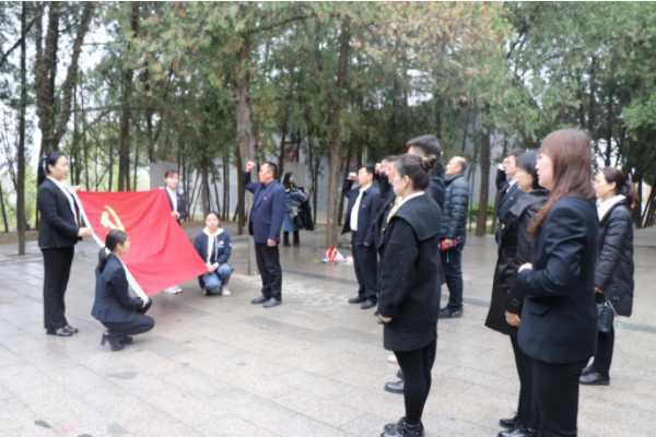 缅怀先烈 祭奠英雄(图3) 缅怀先烈 祭奠英雄(图3)