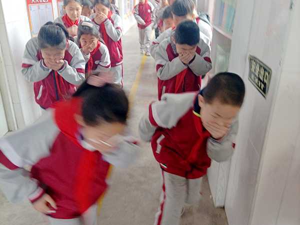 大泉小学开展消防安全演练(图1) 大泉小学开展消防安全演练(图1)