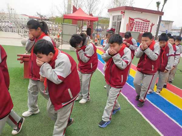 大泉小学开展消防安全演练(图2) 大泉小学开展消防安全演练(图2)