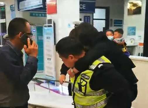 平邑交警及时救助事故伤者(图2) 平邑交警及时救助事故伤者(图2)