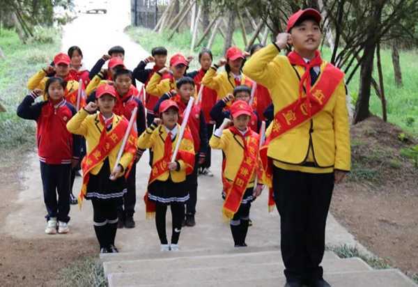 临沂玉龙湾小学红色宣讲团走进渊子崖(图2) 临沂玉龙湾小学红色宣讲团走进渊子崖(图2)