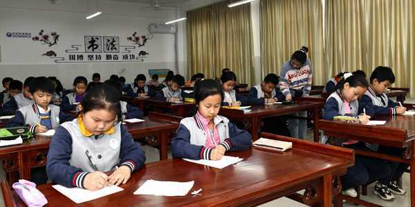 环球教育基金助力实小学子书写质量提升(图1) 环球教育基金助力实小学子书写质量提升(图1)