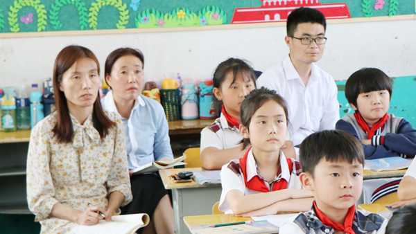 实验小学文化路校区为视导组呈现精彩视觉盛宴(图1) 实验小学文化路校区为视导组呈现精彩视觉盛宴(图1)