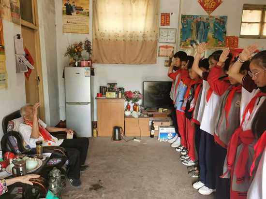 聆听抗美援朝故事 传承沂蒙老兵斗志(图1) 聆听抗美援朝故事 传承沂蒙老兵斗志(图1)