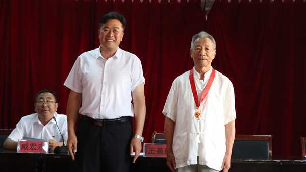 平邑县实验小学教育集团 举行“光荣在党50年”紀念章颁发仪式(图1) 平邑县实验小学教育集团 举行“光荣在党50年”紀念章颁发仪式(图1)