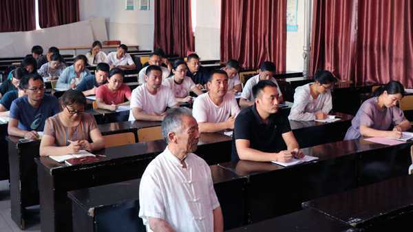 平邑县实验小学教育集团 举行“光荣在党50年”紀念章颁发仪式(图2) 平邑县实验小学教育集团 举行“光荣在党50年”紀念章颁发仪式(图2)
