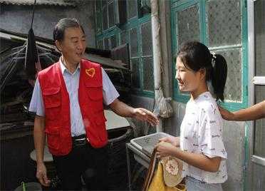 [新时代文明实践]平邑经济开发区志愿者开展向贫困儿童捐赠爱心书包活动(图1)