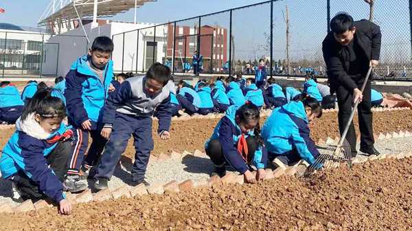 山东平邑：实验小学教育集团：校园里有一块学生“责任田”(图2)