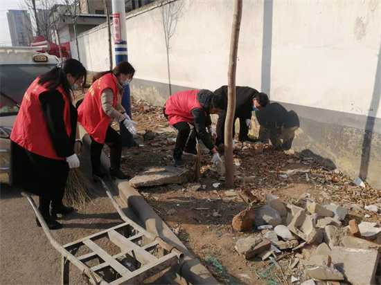 【社区要闻】平邑街道站前社区：清理路边碎石 营造美好家园(图1)