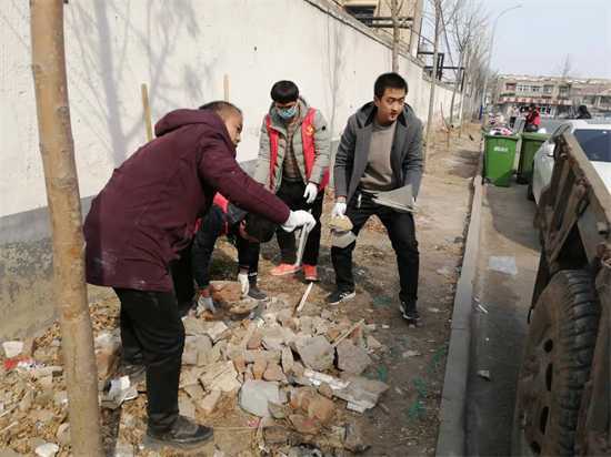 【社区要闻】平邑街道站前社区：清理路边碎石 营造美好家园(图2)