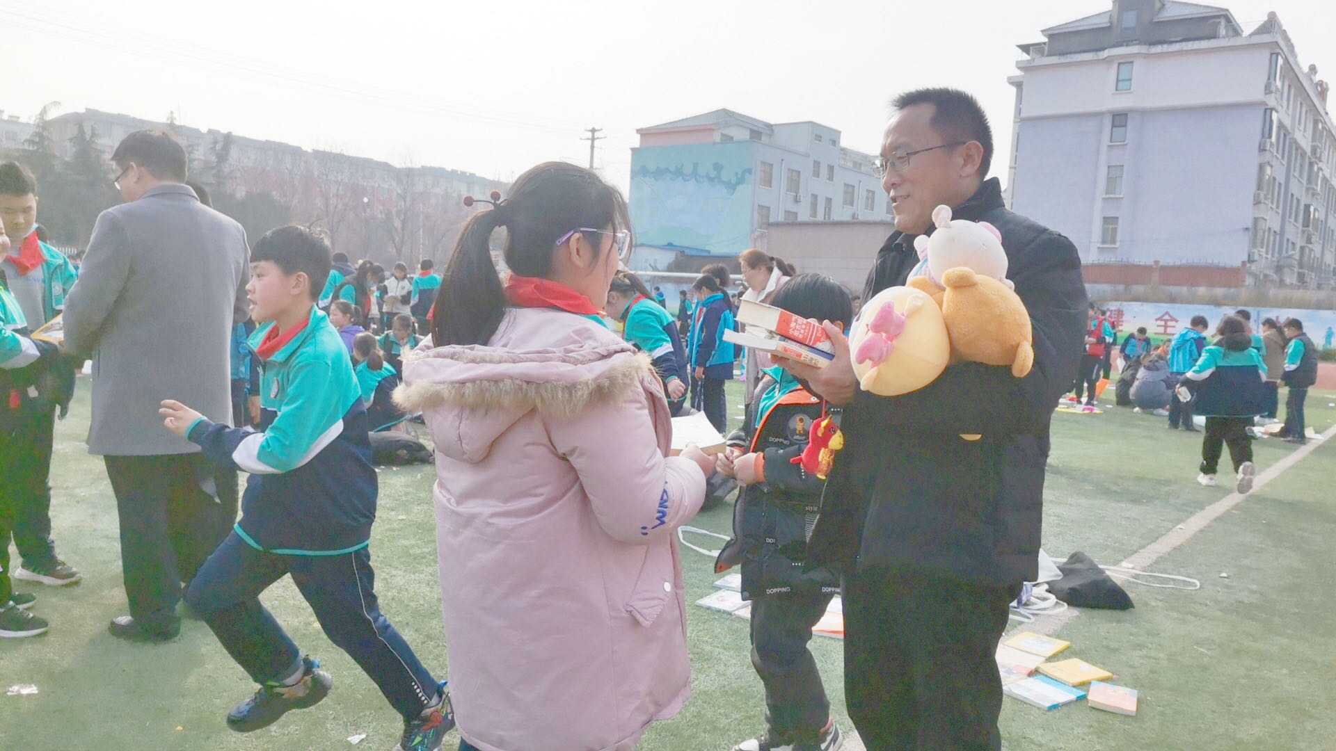 平邑县第四实验小学举行“跳蚤市场”义卖活动(图2)