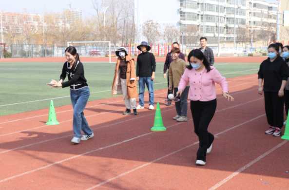 平邑县第四实验小学举行“三八”妇女节趣味运动会(图1)