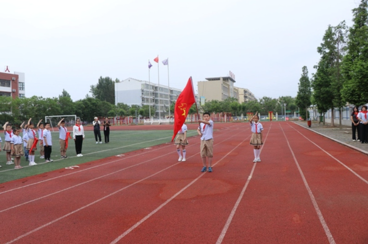 平邑县第四实验小学举行一年级分批入队仪式(图1)