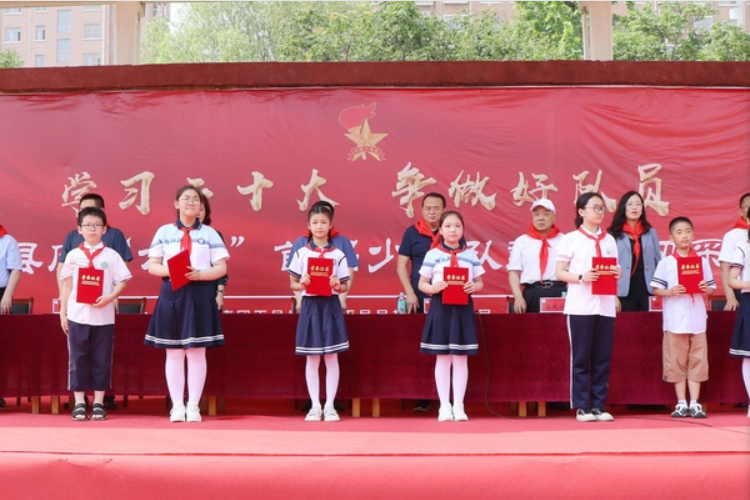 平邑县举行庆“六一”儿童节首届少先队鼓号操 风采展示活动(图2)