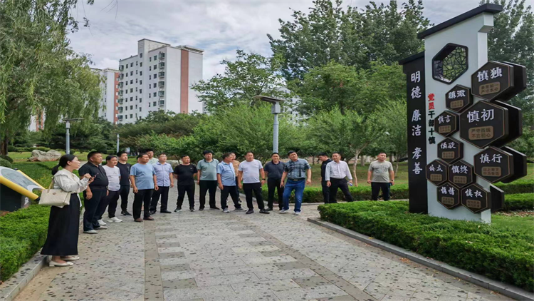 平邑街道：一堂公园里的廉政教育课(图1)