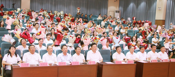 山东平邑：实验小学教育集团举办庆祝第39个教师节表彰大会 (图8)