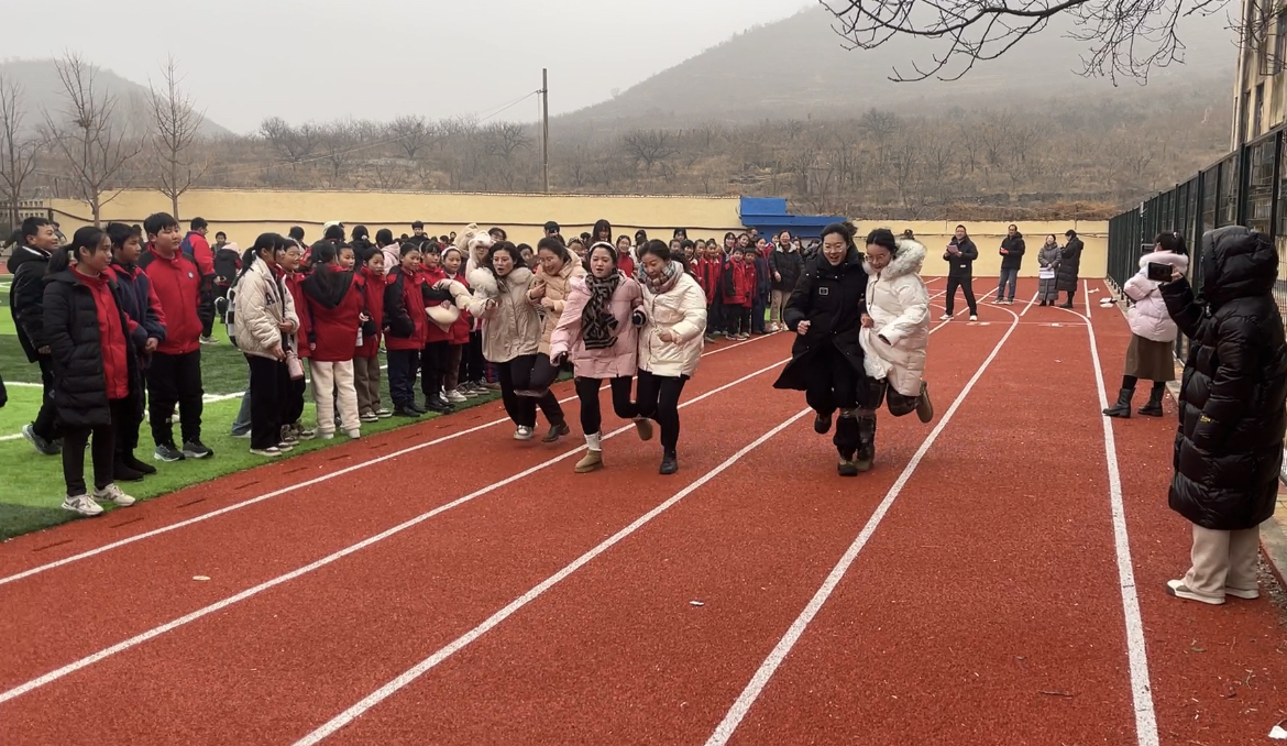 平邑县地方二中举办迎新年教职工趣味运动会(图2)