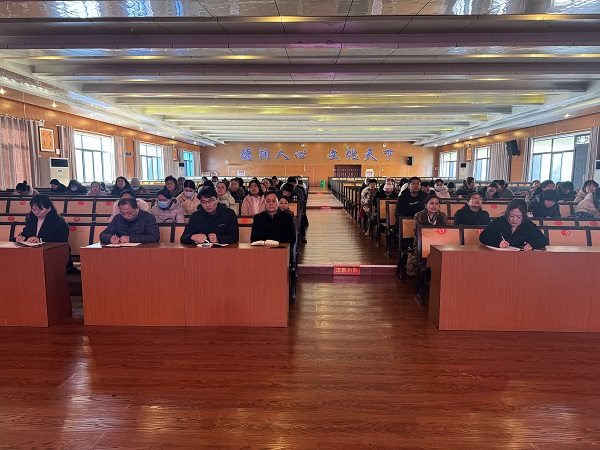 平邑兴蒙学校组织观看“教育家精神2024年巡回宣讲活动”(图2)