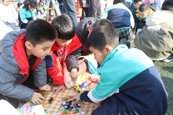 平邑县第四实验小学举办“跳蚤市场”义卖活动(图2)