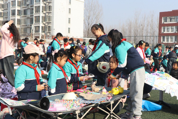 平邑县第四实验小学举办“跳蚤市场”义卖活动(图3)