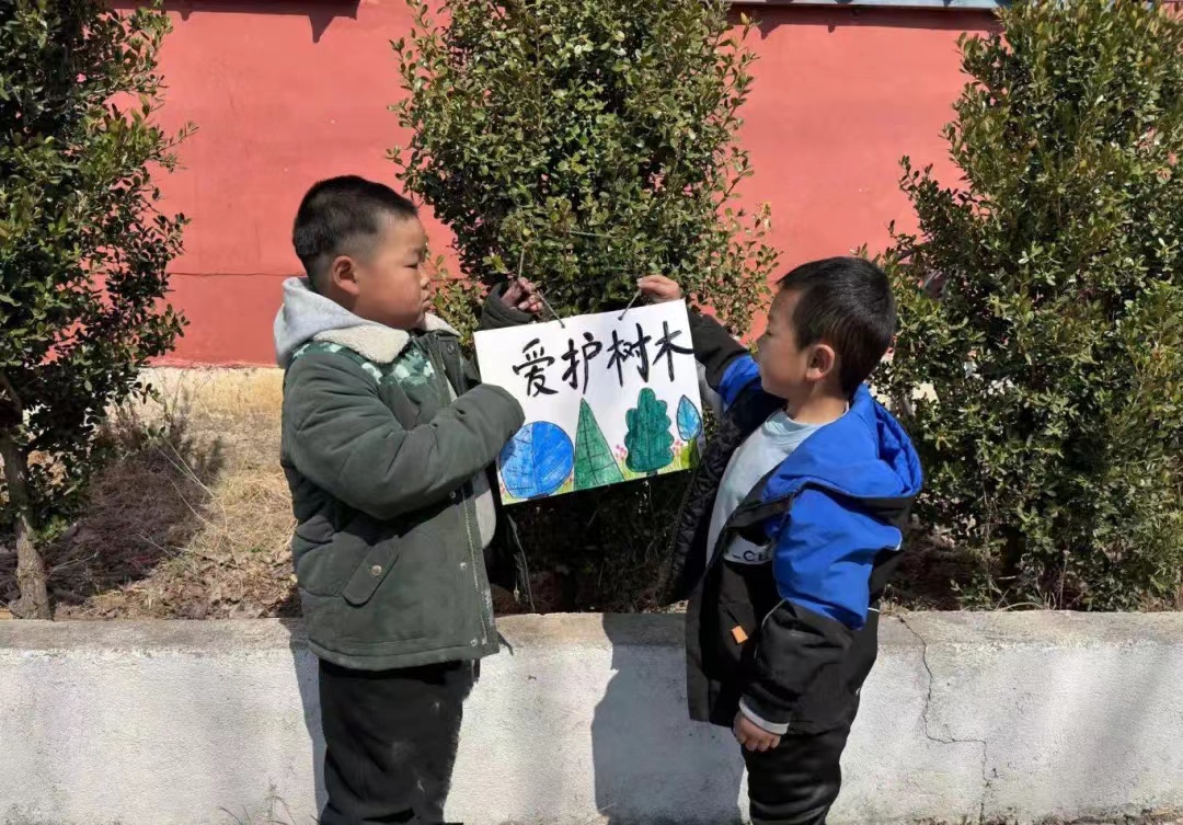 温润春意，再添新绿---地方镇王家庄小学幼儿园植树节主题活动(图2)