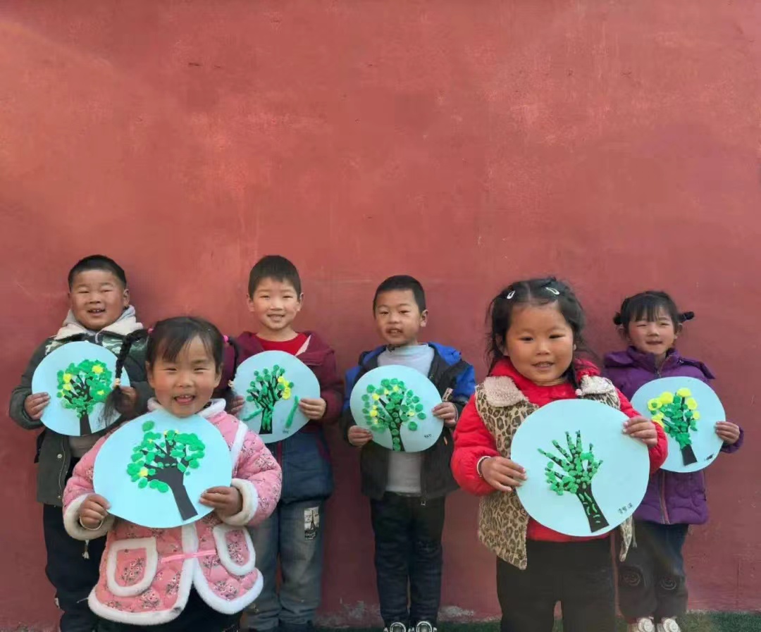 温润春意，再添新绿---地方镇王家庄小学幼儿园植树节主题活动(图3)