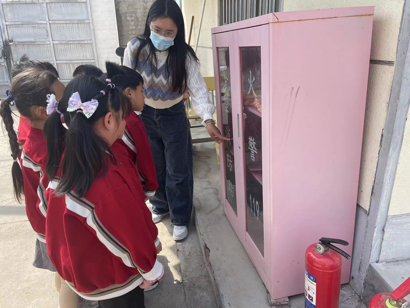 地方镇新村完小幼儿园消防安全活动(图1)