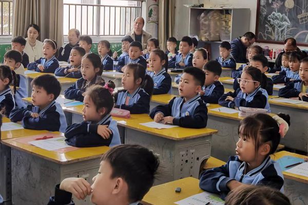 平邑县第二实验小学开展中青年教师融智课堂教学大比武活动(图2)