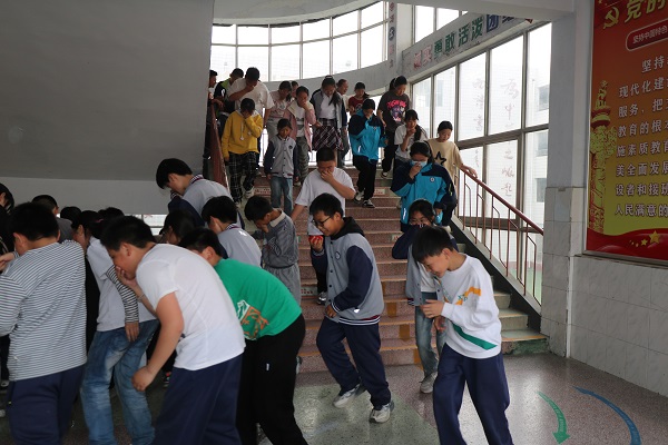 平邑兴蒙学校举行“火警防范，生命至上”消防演练活动，筑牢校园安全防线