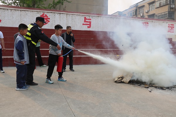 平邑兴蒙学校举行“火警防范，生命至上”消防演练活动，筑牢校园安全防线(图2)