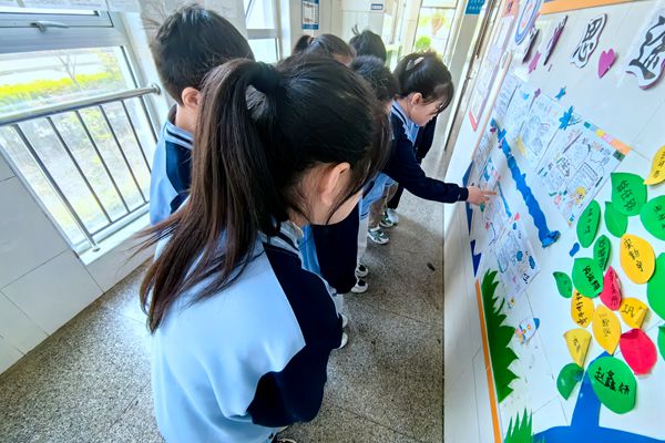 平邑县第二实验小学开展楼道项目化作业展评活动
