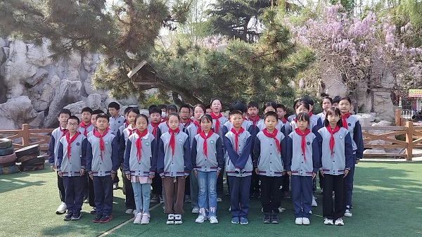 平邑兴蒙学校举办“缤纷四月 礼赞春天”诗歌诵读会(图1)